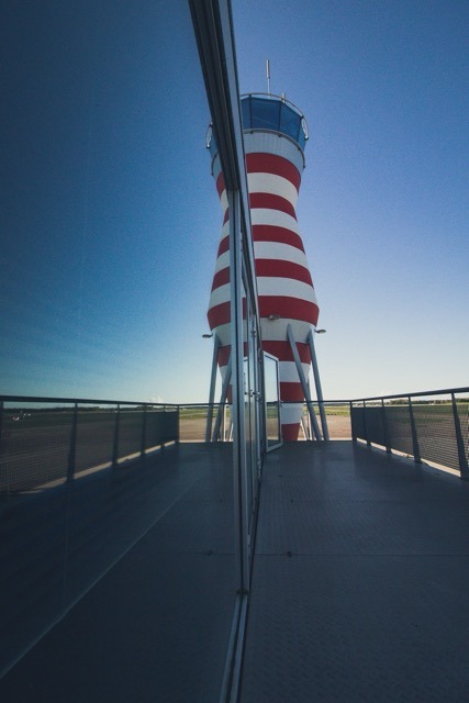 de rood witte toren van lelystad airport