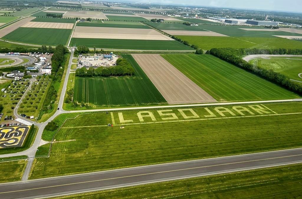 De Lelystadse Boer mowed LA50JAAR into the lawn