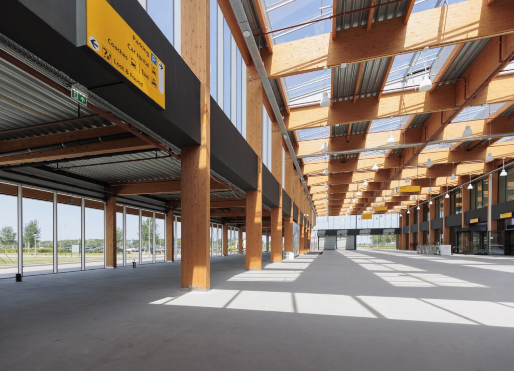 23-06-23-Lelystad-Airport-BNR-Buiten en Passagiersterminal-Typo-Dynamo-9857