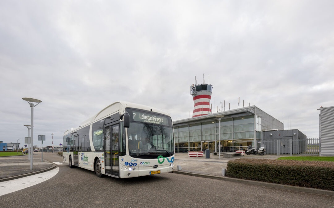 Elektrische stadsvervoerbussen  RRReis regio Lelystad laden bij Lelystad Airport