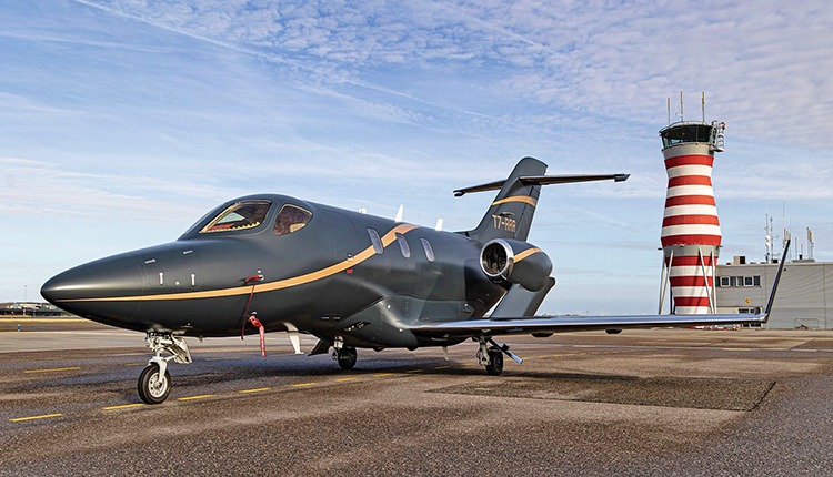 Lelystad Airport GA terminal met vliegtuig