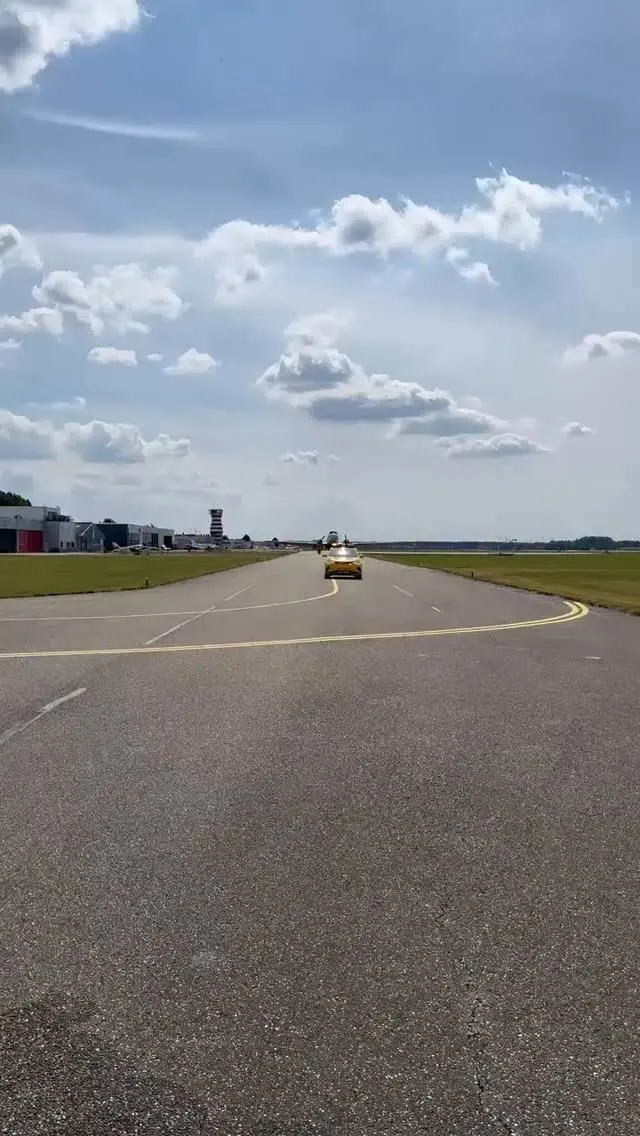 🚒 Eerbetoon op de taxibaan!
Na haar landing wordt de Douglas R4D 6S feestelijk onthaald met een klassiek watersaluut 💦
Op weg naar Aviodrome 🛬🔥

#lelystadairport #aviation #dc3 #historicaviation #aviodrome #ready4duty #c47