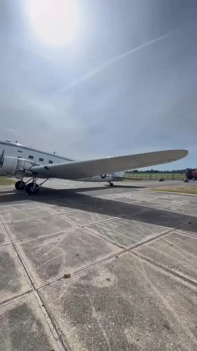 De Douglas R4D 6S staat t/m 6 juli bij @beleefaviodrome. Mis haar niet! 👀📍

#lelystadairport #aviodrome #dc3 #vliegtuigspotten #historicaviation #ready4duty #c47