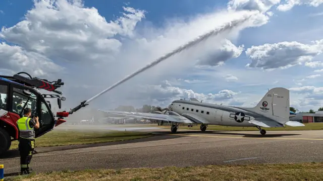 Deze vliegende legende krijgt bij aankomst het eerbetoon dat ze verdient 💦🛩️🔥

#lelystadairport #aviation #dc3 #historicaviation #c47 #ready4duty #aviodrome