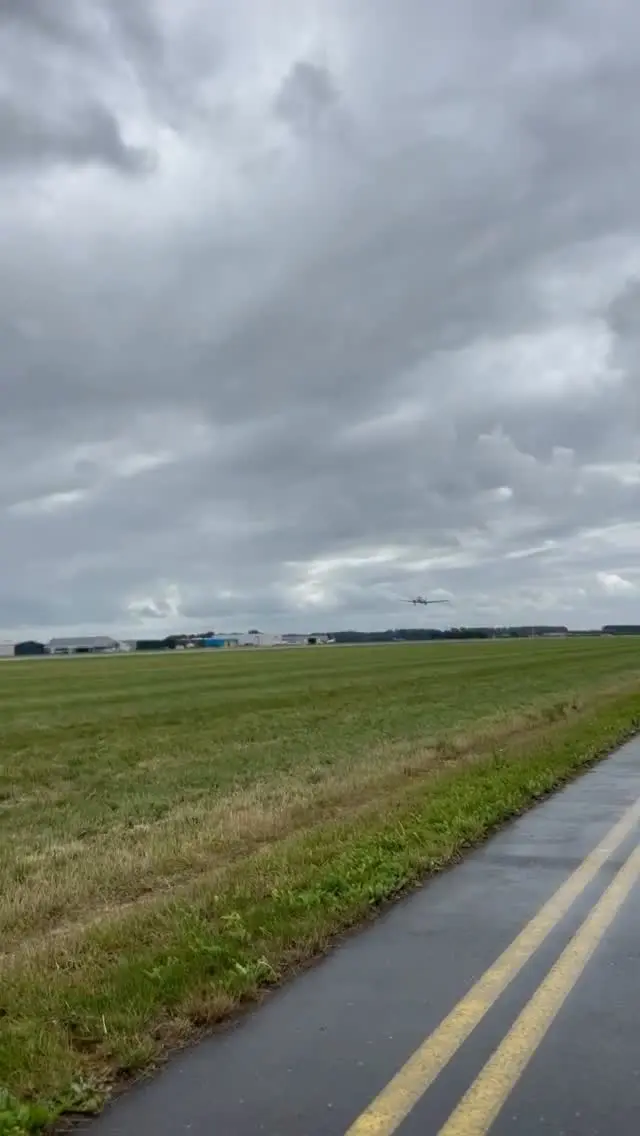✈️ De Douglas R4D-6S vertrekt weer, maar niet zonder een laatste groet aan Aviodrome.
Met een elegante vleugelzwaai neemt hij afscheid. 👋💙

#lelystadairport #aviodrome #dc3 #afscheidinstijl #c47 #historicaviation