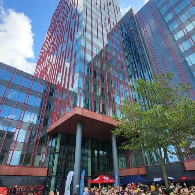Op zondag 14 september namen twee van onze collega’s deel aan de Firefighter Stair Climb in het WTC Almere. Dit jaarlijkse evenement is een eerbetoon aan de slachtoffers van de aanslagen in New York in 2001, waarbij vele mensen en hulpverleners het leven verloren.
 
Volledig in brandweeruitrusting met ademlucht trotseerden zij samen met hulpverleners van brandweer, politie, ambulance en Defensie 30 verdiepingen en 600 treden. Dit jaar stond de actie in het teken van Stichting Opkikker, waarmee ruim €45.000,- werd opgehaald.
 
Wij zijn trots op onze collega’s die met hun deelname niet alleen hun fysieke inzet, maar ook hun maatschappelijke betrokkenheid hebben laten zien.
 
#firefighterstairclimb #lelystadairport #stichtingopkikker #trots