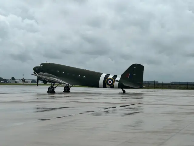 Een bijzondere historische bezoeker op deze regenachtige dag. De Douglas C-47 Dakota speelde een cruciale rol tijdens de Tweede Wereldoorlog voor troepen- en vrachttransport.