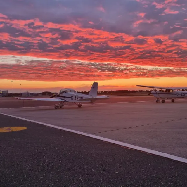 Golden hour op de luchthaven ✨ een magisch nieuw vertrekpunt 🌅